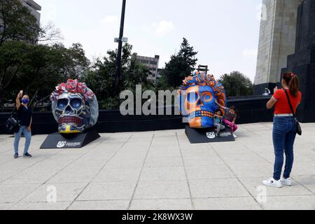 Città del Messico, Messico. 24th Ott 2022. Le persone partecipano alla mostra sui teschi in omaggio all'artista messicano Frida Kahlo al Monumento alla Rivoluzione il 24 ottobre 2022 a Città del Messico, Messico. (Credit Image: © Luis Barron/eyepix via ZUMA Press Wire) Foto Stock