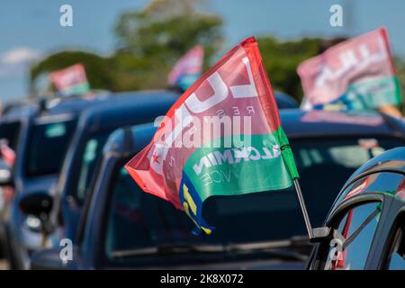 Marilia, San Paolo, Brasile, 23 ottobre 2022. Gli elettori dell'ex presidente Luiz Inacio Lula da Silva organizzano una motorade attraverso la città di Marilia, SP, per dichiarare il loro voto nel secondo turno delle elezioni presidenziali e protestare contro il governo Jair Bolsonaro. Foto Stock