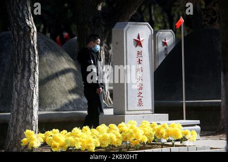 SHENYANG, CINA - 25 OTTOBRE 2022 - cittadini, studenti e discendenti di martiri depongono corone e fiori per martiri al Cemete dei martiri di Shenyang Foto Stock