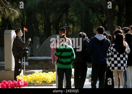 SHENYANG, CINA - 25 OTTOBRE 2022 - cittadini, studenti e discendenti di martiri depongono corone e fiori per martiri al Cemete dei martiri di Shenyang Foto Stock