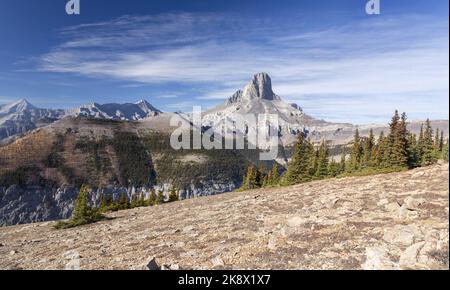 Devils Head o Devils Nose famoso montagna Peak. Escursione a Bastion Ridge, Ghost Wilderness Area Rock Landscape, Alberta Foothills Canadian Rockies Foto Stock