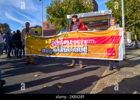 Hannover, Germania, 22 ottobre 2022: I disoccupati chiedono un aumento delle aliquote standard per sostenere i disoccupati durante una manifestazione sindacale Foto Stock