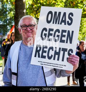 Hannover, Germania, 22 ottobre 2022: Poster con l'iscrizione Omas gegen rechts in mano di un pensionato a una dimostrazione del sindacato VE Foto Stock