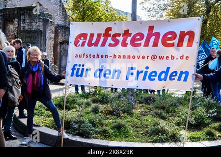 Hannover, Germania, 22 ottobre 2022: I manifestanti di solidarietà dell'autunno invitano all'impegno per la pace Foto Stock