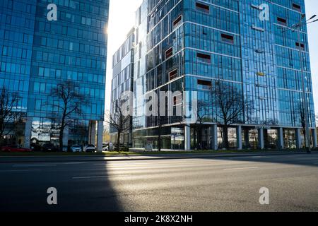 Gdansk Polonia - Maggio 2022 il sole passa attraverso la scena dei trasporti pubblici grattacieli della città a Gdansk. Oliva quartiere degli affari Trasporti traffico cittadino. Tram autobus automobili City Traffic Jam. Vita cittadina Foto Stock