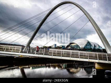 Gateshead Millennium Bridge sulla banchina di Newcastle Foto Stock