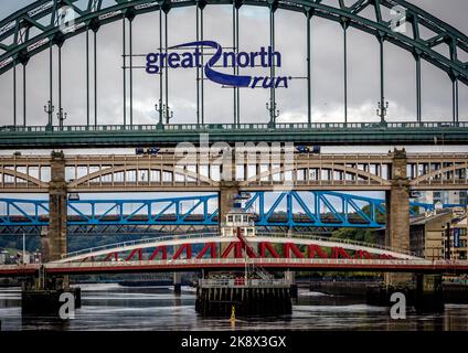 Tyne Bridge Newcastle con il cartello Great North Run Foto Stock