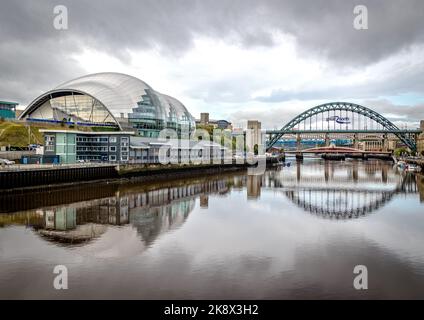 Sage Building e Tyne Bridge da Newcastle Quayside Foto Stock