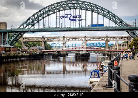 Vista del Tyne Bridge a Newcastle upon Tyne con il cartello Great North Run Foto Stock