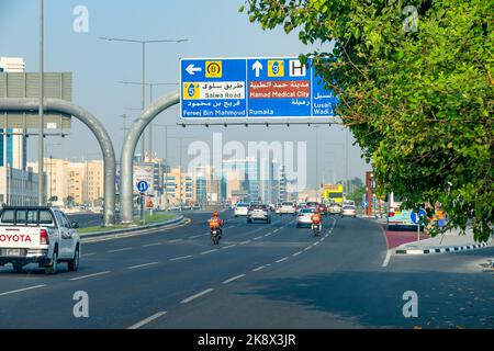 Lusail Corniche Road. Corsia di traffico e cartelli stradali Foto Stock