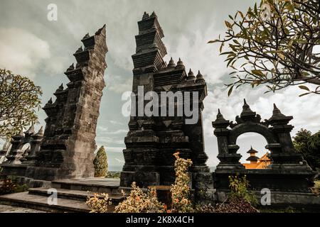 Porta ad uno dei templi indù di Bali Foto Stock