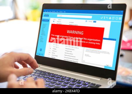 Messaggio di avviso relativo agli allegati e-mail sullo schermo di un computer portatile. Virus e antivirus del computer. Concetto di sicurezza informatica. Foto Stock