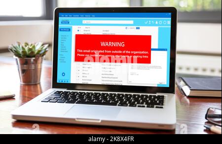 Messaggio di avviso relativo agli allegati e-mail sullo schermo di un computer portatile. Virus e antivirus del computer. Concetto di sicurezza informatica. Foto Stock