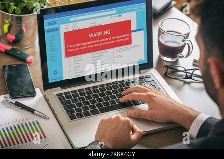 Messaggio di avviso relativo agli allegati e-mail sullo schermo di un computer portatile. Virus e antivirus del computer. Concetto di sicurezza informatica. Foto Stock