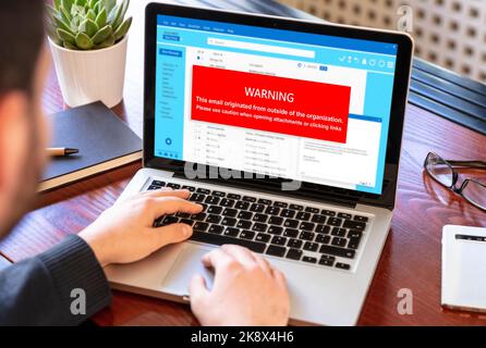 Messaggio di avviso relativo agli allegati e-mail sullo schermo di un computer portatile. Virus e antivirus del computer. Concetto di sicurezza informatica. Foto Stock