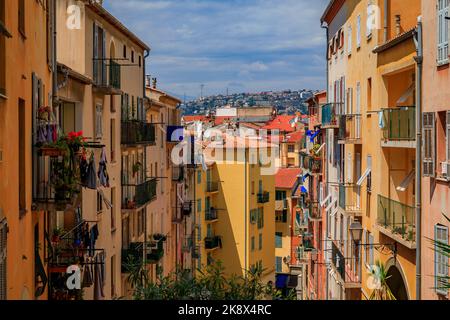 Facciate di case mediterranee in terracotta, finestre con persiane tradizionali a Nizza, Sud della Francia, Costa Azzurra Foto Stock