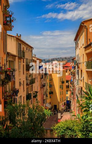 Facciate di case mediterranee in terracotta, finestre con persiane tradizionali a Nizza, Sud della Francia, Costa Azzurra Foto Stock