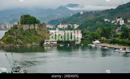 Tirebolu distretto della città di Giresun sulla costa del Mar Nero della Turchia. Tirebolu è il centro del tè, nocciola e pesce acciuga. TİREBOLU, GİRESUN, TURKE Foto Stock