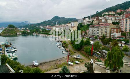 Tirebolu distretto della città di Giresun sulla costa del Mar Nero della Turchia. Tirebolu è il centro del tè, nocciola e pesce acciuga. TİREBOLU, GİRESUN, TURKE Foto Stock