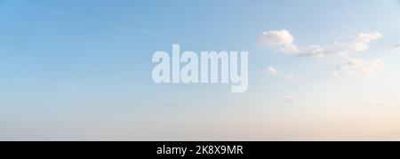 Cielo all'alba al mattino, cielo al tramonto con alcune nuvole per lo sfondo Foto Stock