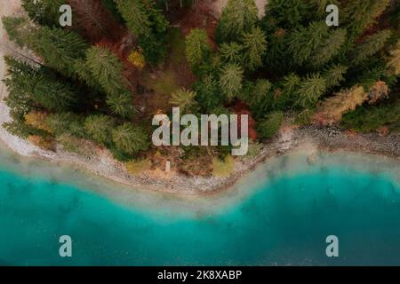 Der Lago di Tovel in den Brenta Dolomiten während der Herbstzeit. Lago Tovel aus der Vogelperspketive. Kristallblauer See und Bunter Wald. 2 Foto Stock