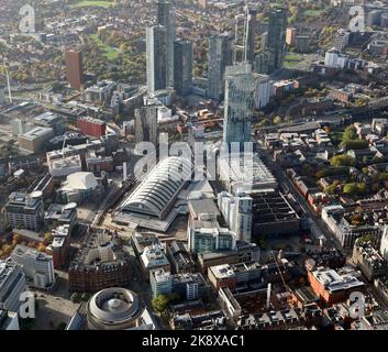 Veduta aerea di Manchester guardando SW dalla Biblioteca, passando dalla Beetham Tower e dal Central Convention Complex ai grattacieli di Deansgate Square Foto Stock