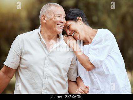 Amore, famiglia e coppia anziana in un parco, rilassarsi e divertirsi mentre si legano, parlando e camminando nella natura. Famiglia felice, matura e uomo con donna Foto Stock