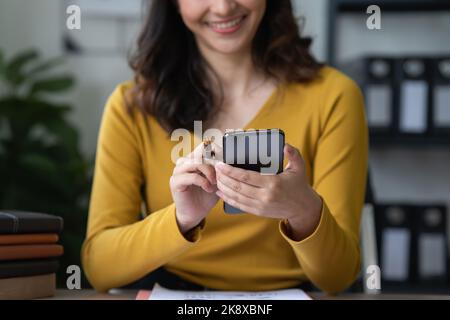 Una donna d'affari completa KYC utilizzando un programma di online banking per aprire un conto di risparmio digitale. La definizione di sicurezza informatica Foto Stock