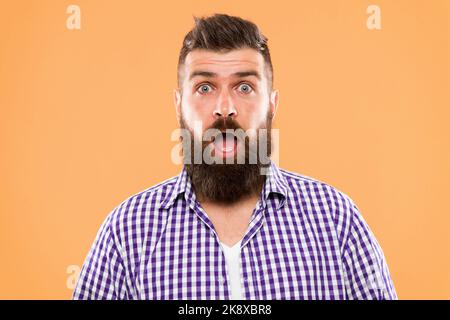 Domandarsi ogni volta. Uomo orrido hipster chiedendo faccia sfondo giallo primo piano. Tipo ha sorpreso l'espressione del volto. Hippster emotivo sorpreso Foto Stock
