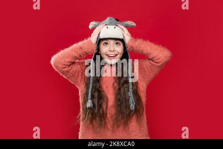 moda invernale per bambino adolescente allegro. maglieria con cappello e berretto. modello bambino adolescente in berretto con berretto. Foto Stock