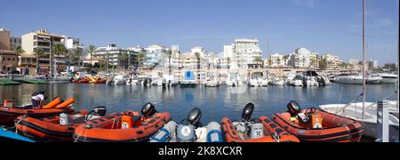 Gommoni e yacht panoramici al porto Club Maritimo San Antonio De la Playa Can pastilla mallorca spagna Foto Stock