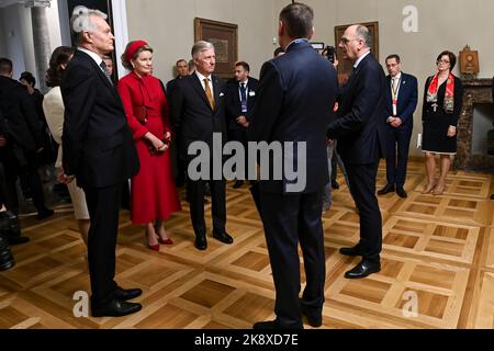 Vilnius, Lituania. 25th Ott 2022. Il presidente della Lituania Gitanas Nauseda, la regina Mathilde del Belgio, il re Philippe - Filip del Belgio, Vidmantas Janulevicius, presidente della Confederazione degli industriali lituani e IL PRESIDENTE FEB-VBO Bart De Smet, nella foto della visita ufficiale di Stato della coppia reale belga nella Repubblica di Lituania, martedì 25 ottobre 2022, A Vilnius. FOTO DI BELGA DIRK WAEM Credit: Agenzia Notizie di Belga/Alamy Live News Foto Stock