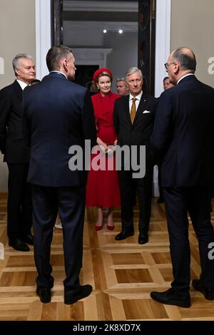 Vilnius, Lituania. 25th Ott 2022. Il presidente della Lituania Gitanas Nauseda, la regina Mathilde del Belgio, il re Philippe - Filip del Belgio e IL presidente FEB-VBO Bart De Smet hanno illustrato la visita ufficiale di Stato della coppia reale belga nella Repubblica di Lituania, martedì 25 ottobre 2022, a Vilnius. FOTO DI BELGA DIRK WAEM Credit: Agenzia Notizie di Belga/Alamy Live News Foto Stock