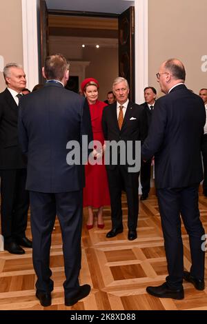 Vilnius, Lituania. 25th Ott 2022. Il presidente della Lituania Gitanas Nauseda, la regina Mathilde del Belgio, il re Philippe - Filip del Belgio e IL presidente FEB-VBO Bart De Smet hanno illustrato la visita ufficiale di Stato della coppia reale belga nella Repubblica di Lituania, martedì 25 ottobre 2022, a Vilnius. FOTO DI BELGA DIRK WAEM Credit: Agenzia Notizie di Belga/Alamy Live News Foto Stock