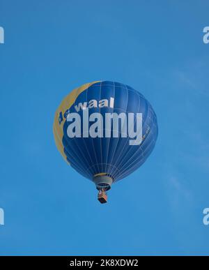 Sint Niklaas, Belgio, 04 settembre 2022, palloncino ad aria calda giallo blu con piccolo cesto contro un bel cielo blu Foto Stock