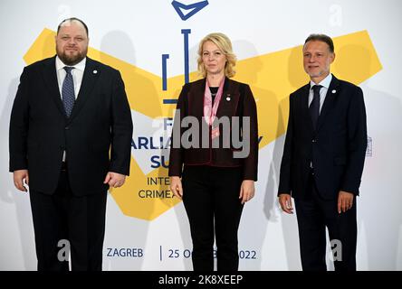 Il Presidente del Parlamento croato Gordan Jandrokovic, il Presidente della Verkhovna Rada dell'Ucraina Ruslan Stechuk e il Presidente del Bundestag tedesco Barbel Bas durante l'arrivo al primo Vertice parlamentare della piattaforma Internazionale di Crimea nella Biblioteca Nazionale e Universitaria di Zagabria, Croazia il 25 ottobre 2022. Foto: Davor Puklavec/PIXSELL Foto Stock