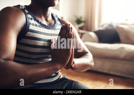 Circondatevi di pace. Primo piano di un uomo irriconoscibile che medita a casa. Foto Stock