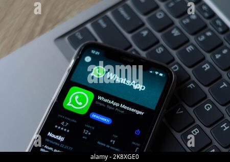 Dispositivo smartphone mobile con logo Whatsapp Company sullo schermo e notebook con Whatsapp Web Foto Stock