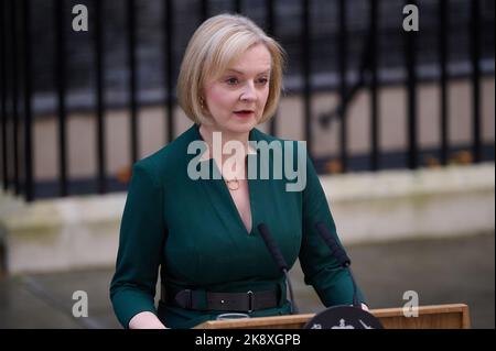 Londra, Regno Unito . 25 ottobre 2022 . Liz Truss parte da Downing Street dopo le dimissioni da primo ministro britannico tenuto a Downing Street. Credit: Alan D West/Alamy Live News Foto Stock