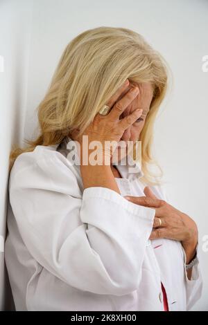 signora medico stressata con spossatezza emotiva e preoccupata pensando ai suoi problemi. salute psicologica e mentale Foto Stock