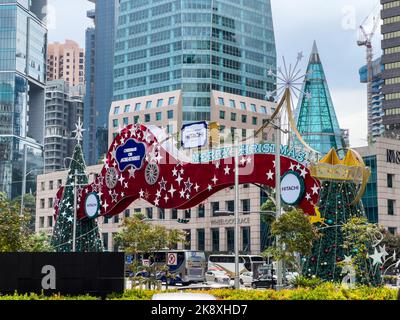 Vista del paesaggio urbano del design decorativo natalizio lungo Orchard Road nel 2022. Sponsorizzato da Hitachi Group per 31 anni straordinari. Singapore, Sud-est asiatico. Foto Stock