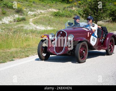 URBINO - ITALIA - GIUGNO 16 - 2022 : FIAT 508 S BALILLA COPPA D ORO 1934 su una vecchia auto da corsa nel rally Mille miglia 2022 Foto Stock