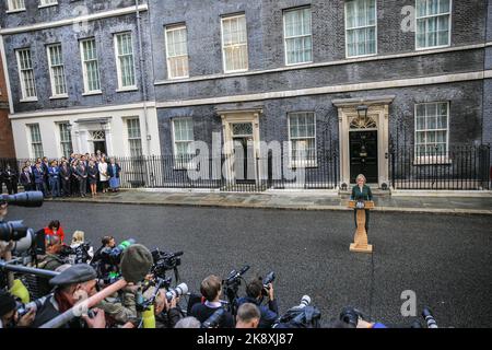 Londra, Regno Unito. 25th Ott 2022. Liz Truss, primo ministro britannico, durante la sua dichiarazione finale a Downing Street prima di andare a Buckingham Palace per vedere il re. Credit: Imageplotter/Alamy Live News Foto Stock