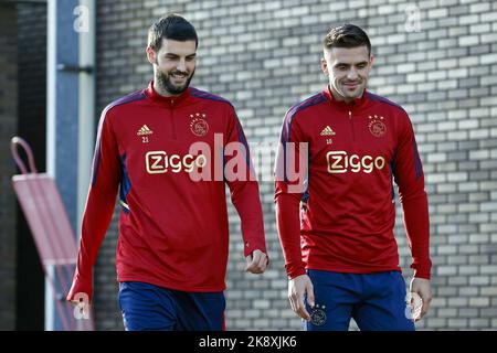 AMSTERDAM - (LR) Florian Grillitsch di Ajax, Dusan Tadic o Ajax durante la sessione di allenamento in vista della partita della Champions League tra Ajax Amsterdam e Liverpool FC al complesso sportivo de Toekomst il 25 ottobre 2022 ad Amsterdam, Paesi Bassi. ANP MAURICE VAN STEEN Foto Stock