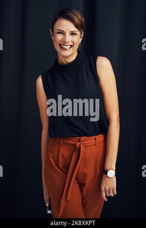 La fiducia non è mai stata così bella. Ritratto corto di una giovane donna attraente che si alza da sola su uno sfondo scuro nello studio. Foto Stock