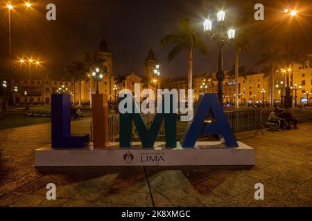 Lima, Perù - 10 settembre 2022: Lima lettering a Plaza De Amaz a Lima di notte. Foto Stock