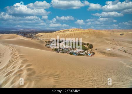 Vista grandangolare dell'oasi desertica di Huacachina in Perù. Foto Stock