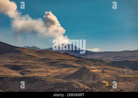 L'eruzione del vulcano attivo Sabancaya il 19 settembre 2022. Ha un'altitudine di 5980 metri ed è situato vicino alla città di Chivay nel Co Foto Stock