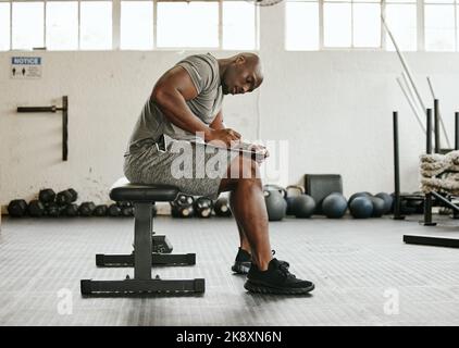 Iscrizione palestra, personal trainer e uomo nero scrivere sul clipboard per l'esercizio, l'allenamento o il programma di allenamento. Allenatore sportivo maschile al lavoro Foto Stock