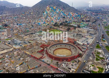 Vista aerea di Plaza de Toros de Acho, la più grande arena della capitale peruviana Lima, e allo stesso tempo la più antica del paese e la e Foto Stock